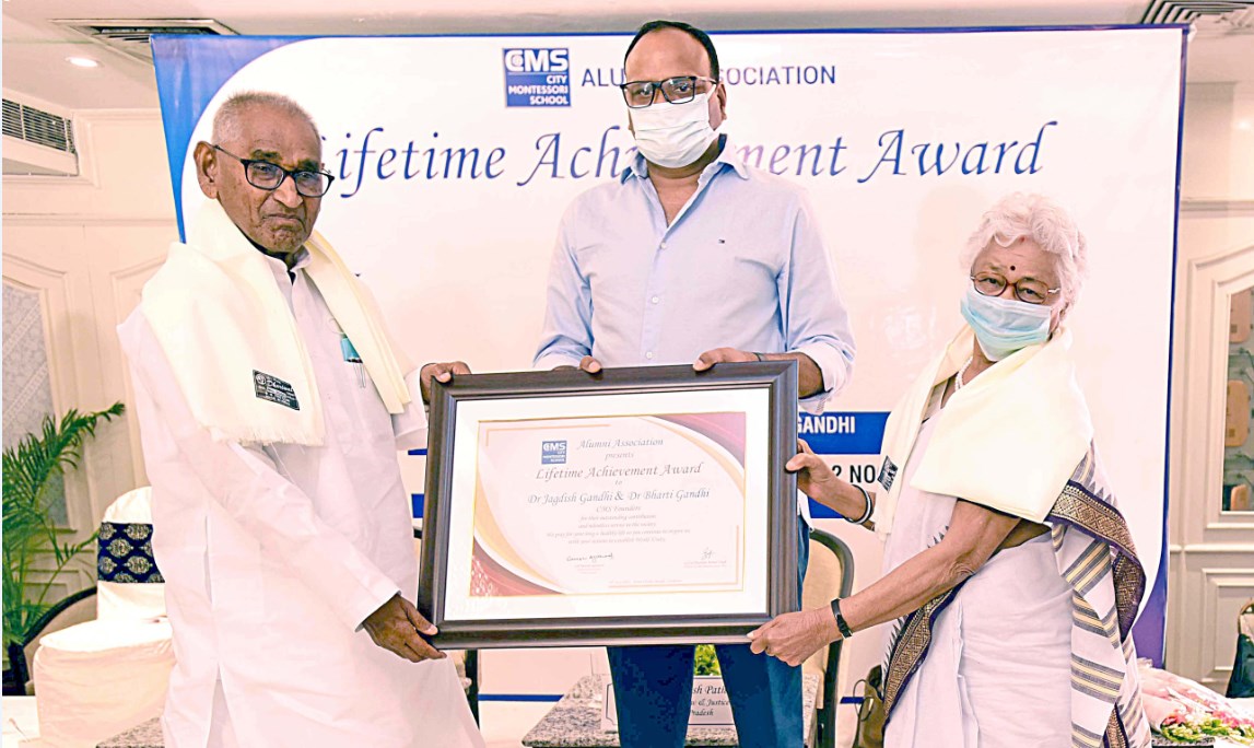लाइफटाइम एचीचमेन्ट अवार्ड से अपने पूर्व छात्रों द्वारा सम्मानित हुए डा.जगदीश गाँधी व डा.भारती गाँधी लाइफटाइम एचीचमेन्ट अवार्ड से अपने पूर्व छात्रों द्वारा सम्मानित हुए डा.जगदीश गाँधी व डा.भारती गाँधी