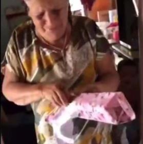 बचपन का ख्बाव बुढ़ापे में पूरा होने पर दादी के आँखो में आया आँसू, Video वायरल बचपन का ख्बाव बुढ़ापे में पूरा होने पर दादी के आँखो में आया आँसू, Video वायरल
