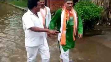 UP: नाराज गाँव वालों ने BJP विधायक को गाँव के गंदे पानी में घुमाया, विकास देखने आये थे विधायक जी UP: नाराज गाँव वालों ने BJP विधायक को गाँव के गंदे पानी में घुमाया, विकास देखने आये थे विधायक जी
