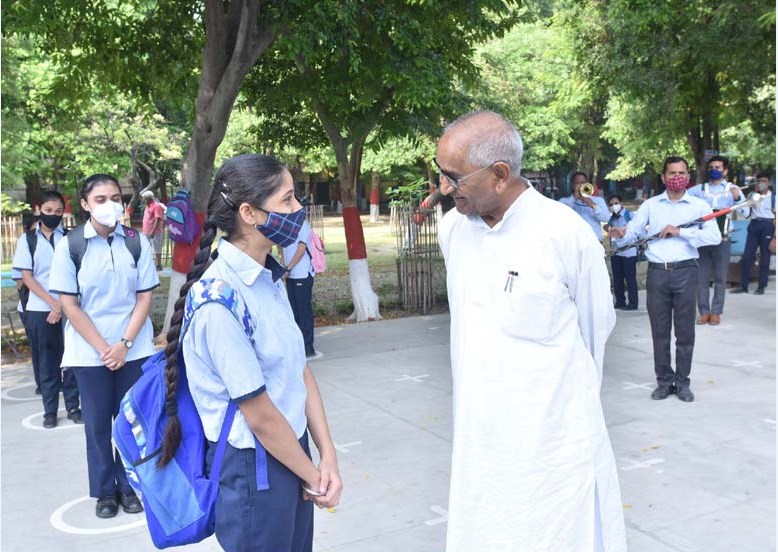 स्कूल पहुँचने पर मुख्य अतिथि की तरह हुआ सी.एम.एस. छात्रों का स्वागत स्कूल पहुँचने पर मुख्य अतिथि की तरह हुआ सी.एम.एस. छात्रों का स्वागत