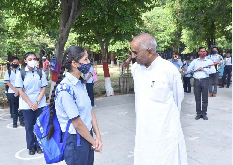 स्कूल पहुँचने पर मुख्य अतिथि की तरह हुआ सी.एम.एस. छात्रों का स्वागत