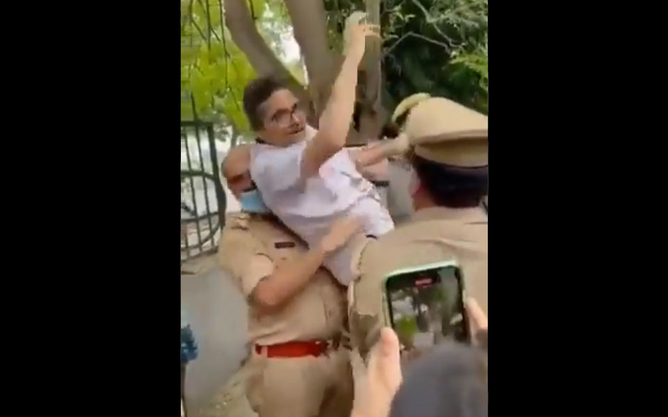 Lucknow: पूर्व IPS अधिकारी अमिताभ ठाकुर गिरफ्तार, दुष्कर्म पीड़िता को आत्महत्या के लिए उकसाने का आरोप Lucknow: पूर्व IPS अधिकारी अमिताभ ठाकुर गिरफ्तार, दुष्कर्म पीड़िता को आत्महत्या के लिए उकसाने का आरोप