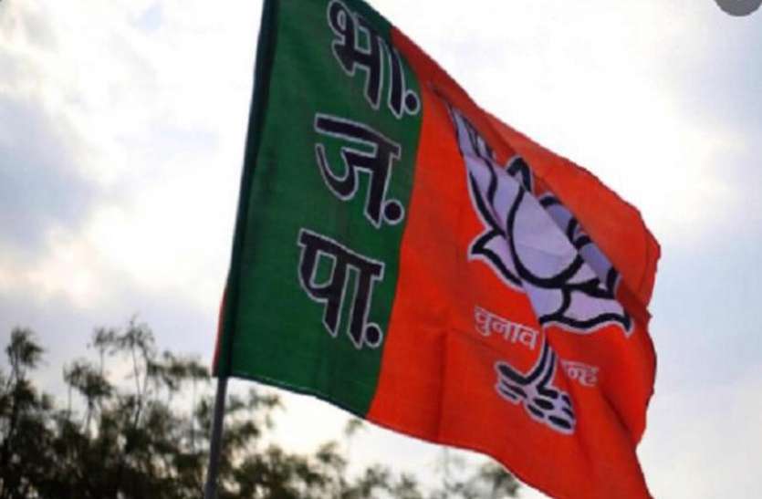 BJP नेता पर अज्ञात बंदूकधारियों ने दिनदहाड़े चलायीं गोलियां, अस्पताल पहुँचने से पहले हुई मौत BJP नेता पर अज्ञात बंदूकधारियों ने दिनदहाड़े चलायीं गोलियां, अस्पताल पहुँचने से पहले हुई मौत