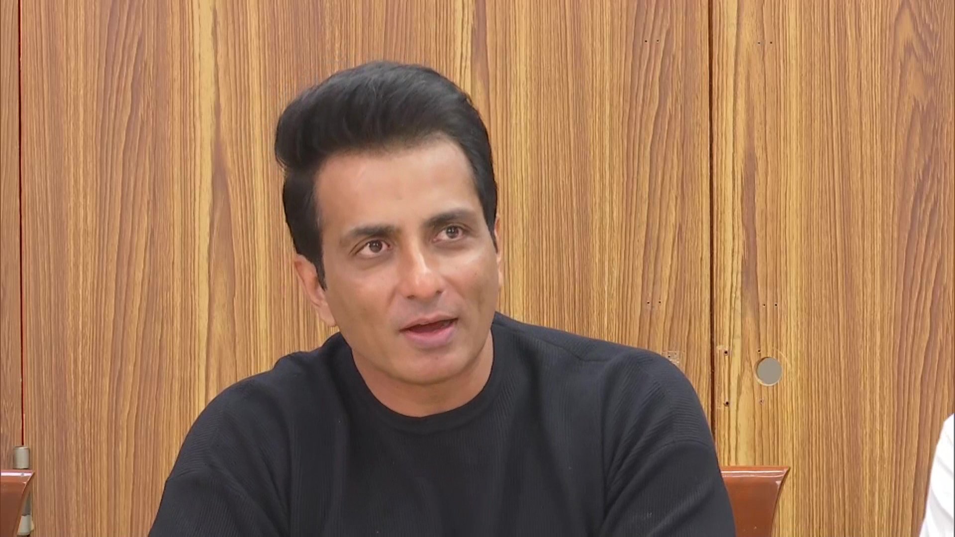 Sonu Sood: आखिर सोनू सूद के पीछे क्यों पड़ा आयकर विभाग? और कैसे राजनीति से जुड़े हैं इसके तार Sonu Sood: आखिर सोनू सूद के पीछे क्यों पड़ा आयकर विभाग? और कैसे राजनीति से जुड़े हैं इसके तार