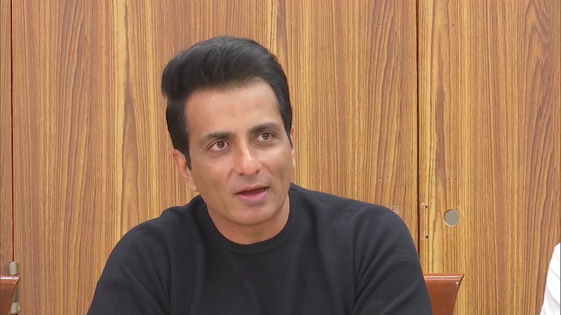 Sonu Sood: आखिर सोनू सूद के पीछे क्यों पड़ा आयकर विभाग?  और कैसे राजनीति से जुड़े हैं इसके तार