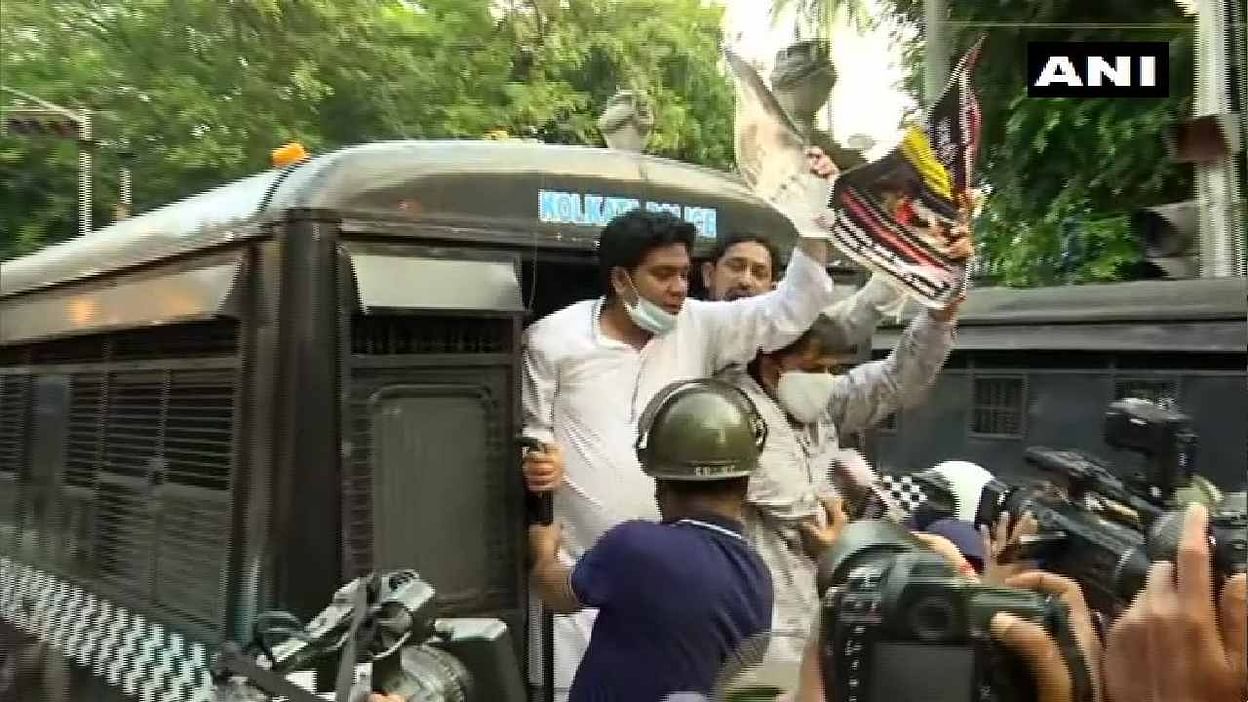 लखीमपुर खीरी: प्रियंका गांधी की गिरफ्तारी के विरोध में  राजभवन के सामने कांग्रेस समर्थकों ने किया प्रदर्शन