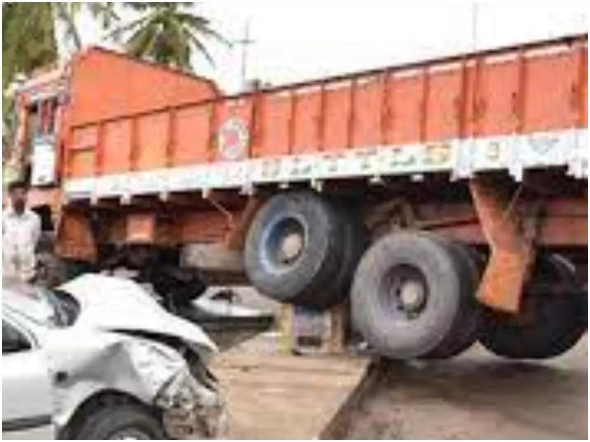 Haryana: सड़क पर बैठे प्रदर्शनकारी किसानों को ट्रक ने कुचला, 3 की मौत और 3 गंभीर रूप से घायल Haryana: सड़क पर बैठे प्रदर्शनकारी किसानों को ट्रक ने कुचला, 3 की मौत और 3 गंभीर रूप से घायल