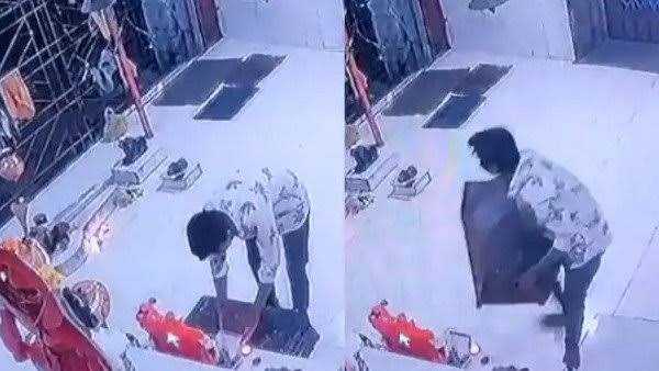 भगवान के पैर छूकर चोर उठा ले गया मन्दिर से दान पेटी, CCTV मे कैद हुई वारदात भगवान के पैर छूकर चोर उठा ले गया मन्दिर से दान पेटी, CCTV मे कैद हुई वारदात