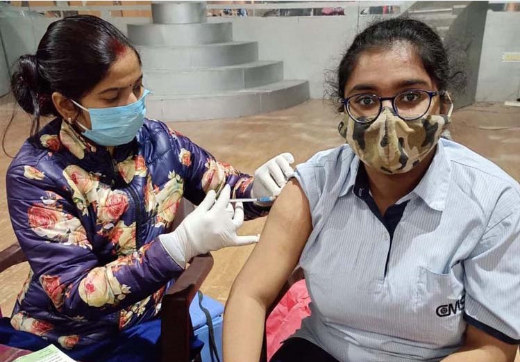 सी.एम.एस. छात्रों ने बड़े उत्साह से लगवाया कोविड टीका