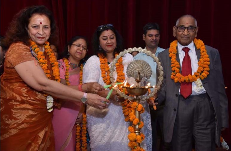 अच्छे समाज की आधारशिला स्कूल में ही रखी जाती है - डा. जगदीश गाँधी अच्छे समाज की आधारशिला स्कूल में ही रखी जाती है - डा. जगदीश गाँधी