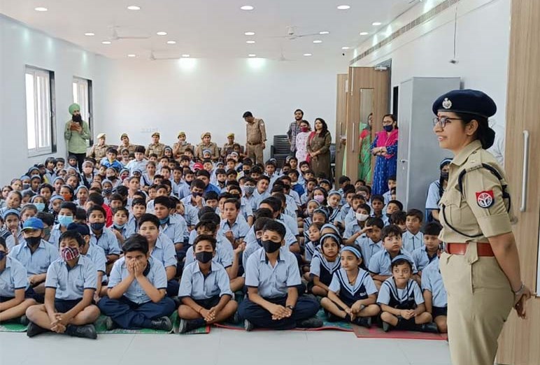 पुलिस अधिकारियों द्वारा ‘पुलिस माय फ्रेण्ड अभियान’सी.एम.एस. गोल्फ सिटी कैम्पस में पुलिस अधिकारियों द्वारा ‘पुलिस माय फ्रेण्ड अभियान’सी.एम.एस. गोल्फ सिटी कैम्पस में