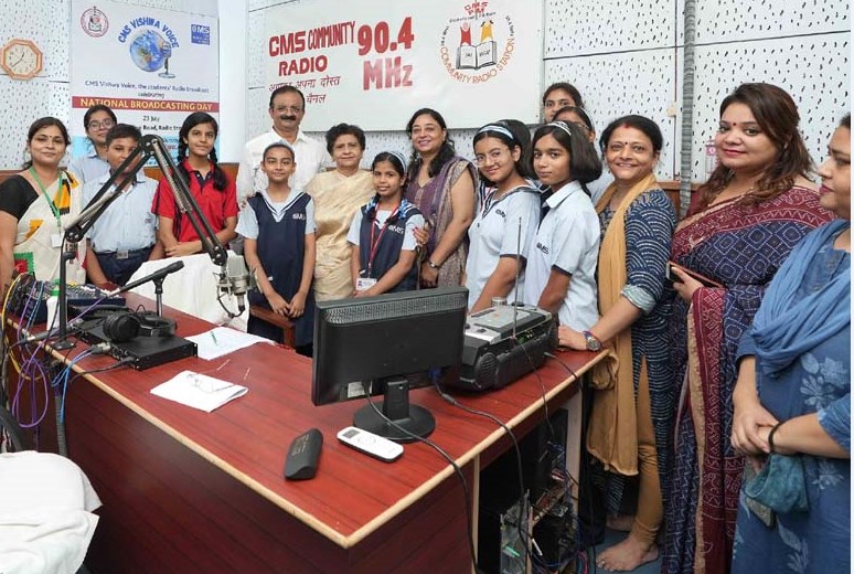 रेडियो कार्यक्रम में सी.एम.एस. छात्रों की बहुमुखी प्रतिभा को मेयर श्रीमती संयुक्ता भाटिया ने सराहा