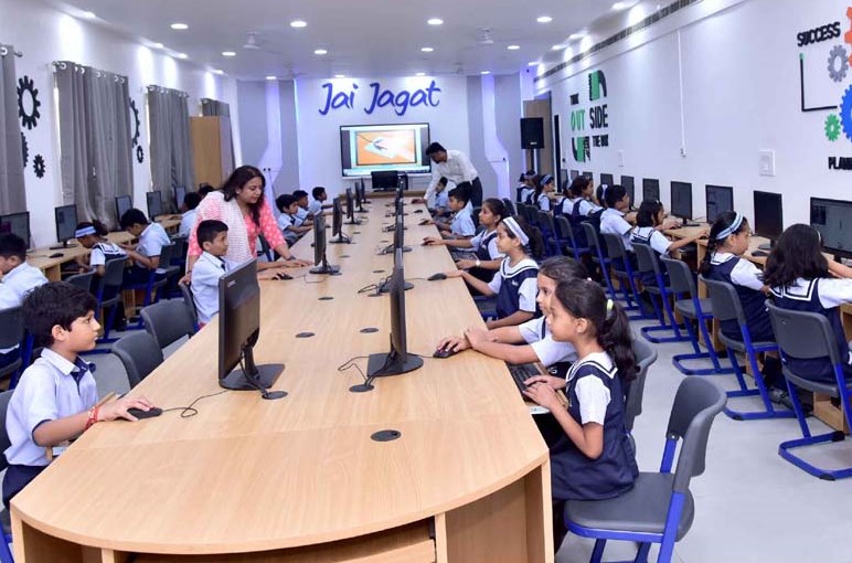 सी.एम.एस. के नये गोल्फ सिटी कैम्पस में कम्प्यूटर लैब का उद्घाटन सी.एम.एस. के नये गोल्फ सिटी कैम्पस में कम्प्यूटर लैब का उद्घाटन