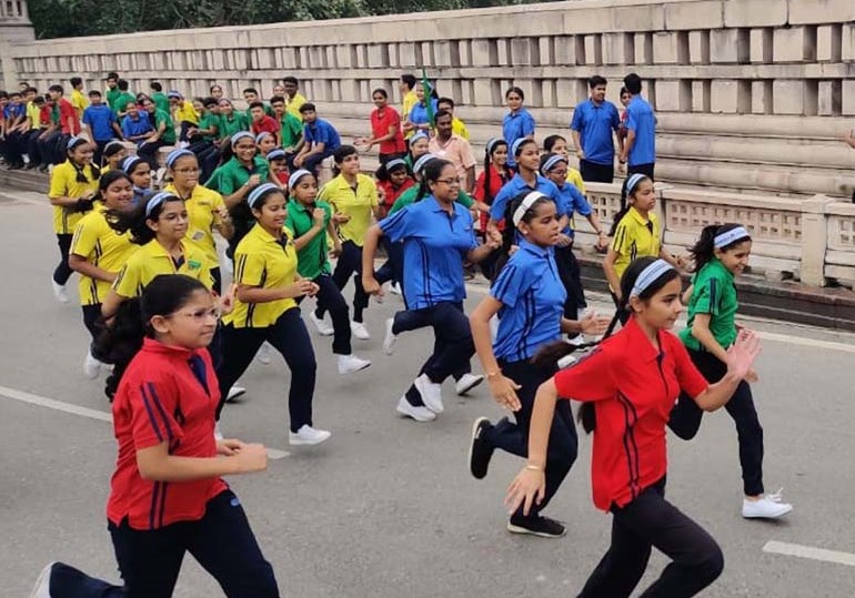 राष्ट्रीय खेल दिवस के उपलक्ष्य में सी.एम.एस. आनन्द नगर द्वारा मिनी मैराथन दौड़ का आयोजन