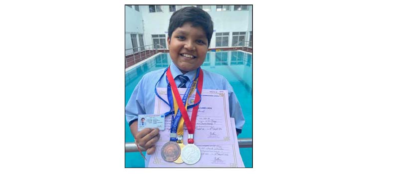 तैराकी प्रतियोगिता में सी.एम.एस. छात्र ने जीता गोल्ड मेडल