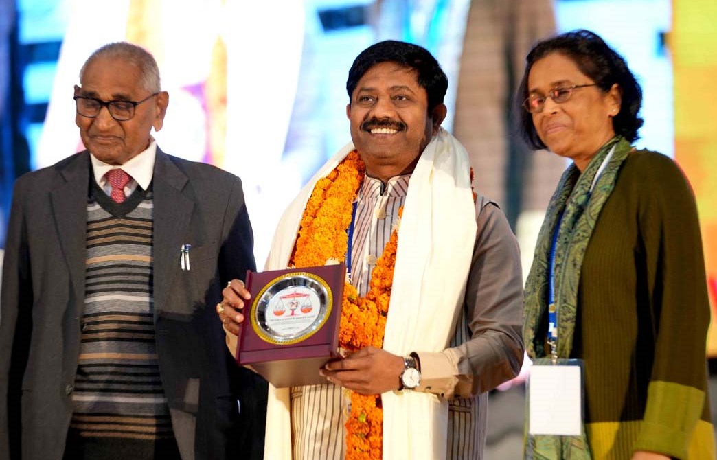 विश्व में एकता व शान्ति के लिए ‘अन्तर्राष्ट्रीय मुख्य न्यायाधीश सम्मेलन’ की पहल को सब ने सराहा विश्व में एकता व शान्ति के लिए ‘अन्तर्राष्ट्रीय मुख्य न्यायाधीश सम्मेलन’ की पहल को सब ने सराहा