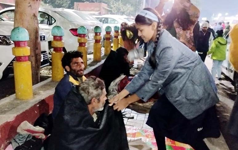 पॉकेन मनी के पैसे से जरूरतमंदों को 1300 कंबल बाँटे सी.एम.एस. छात्रों ने पॉकेन मनी के पैसे से जरूरतमंदों को 1300 कंबल बाँटे सी.एम.एस. छात्रों ने