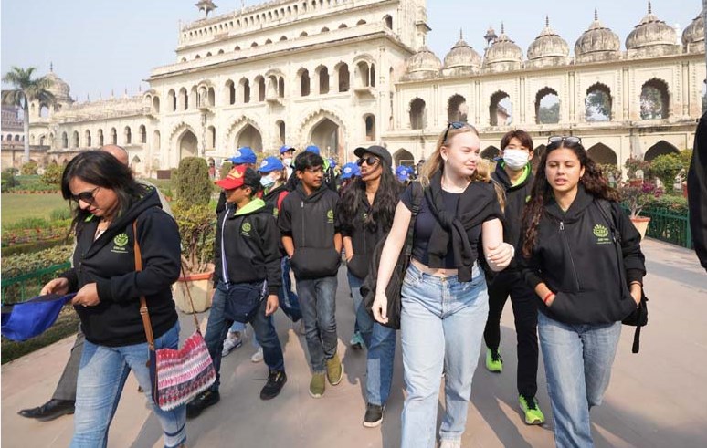 गंगा-जमुनी तहजीब से रूबरू हुए 9 देशों के विदेशी छात्र गंगा-जमुनी तहजीब से रूबरू हुए 9 देशों के विदेशी छात्र