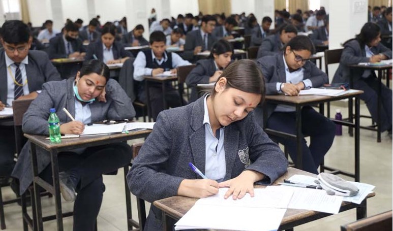 आई.एस.सी. बोर्ड परीक्षायें प्रारम्भ परीक्षा में आत्मविश्वास बनाये रखें छात्र- डा. जगदीश गाँधी