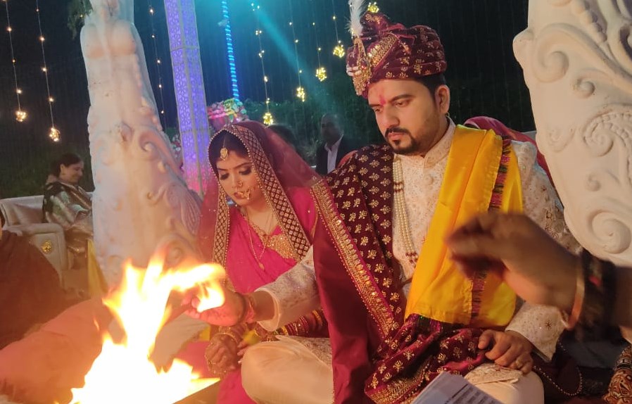 परिणय के अक्षय सूत्र में बंधे अविरल और राधा परिणय के अक्षय सूत्र में बंधे अविरल और राधा