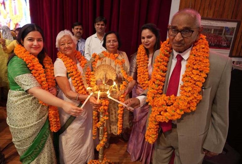 छात्रों को ‘टोटल क्वालिटी परसन’ बनाना विद्यालय की नैतिक जिम्मेदारी - डा. जगदीश गाँधी छात्रों को ‘टोटल क्वालिटी परसन’ बनाना विद्यालय की नैतिक जिम्मेदारी - डा. जगदीश गाँधी
