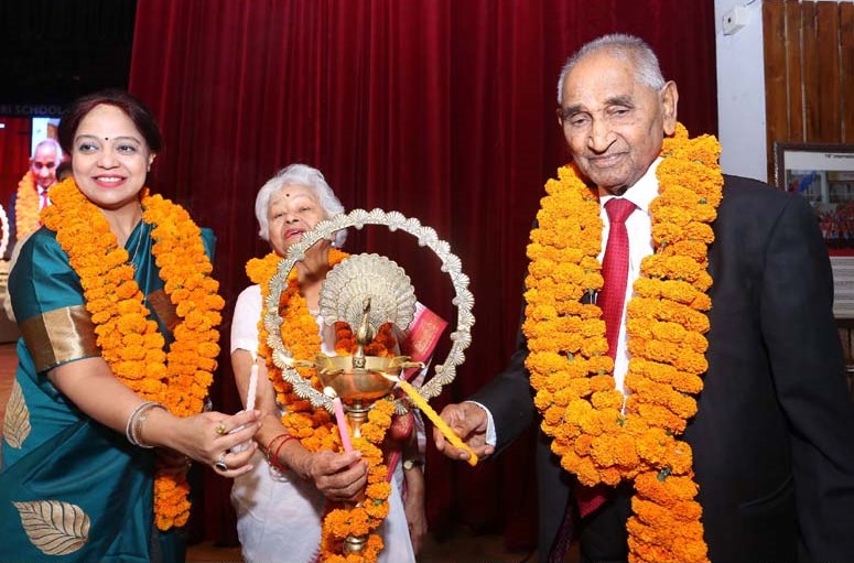 जीवन-मूल्यों पर आधारित शिक्षा ही छात्रों को आदर्श नागरिक बनायेगी - डा. जगदीश गाँधी जीवन-मूल्यों पर आधारित शिक्षा ही छात्रों को आदर्श नागरिक बनायेगी - डा. जगदीश गाँधी