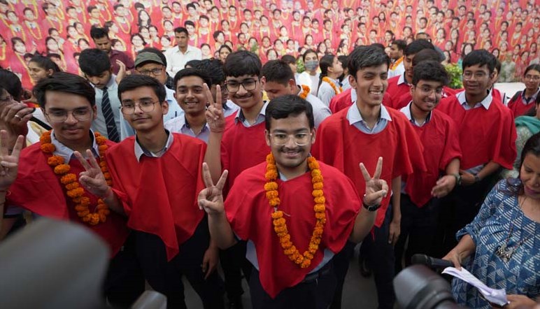 आई.एस.सी. में सी.एम.एस. छात्र अर्यान तारिक (99.75%) ऑल इण्डिया टॉपर
