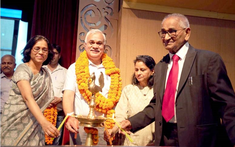 मुख्य सचिव श्री दुर्गा शंकर मिश्र ने सी.एम.एस. के मेधावी छात्रों को किया सम्मानित