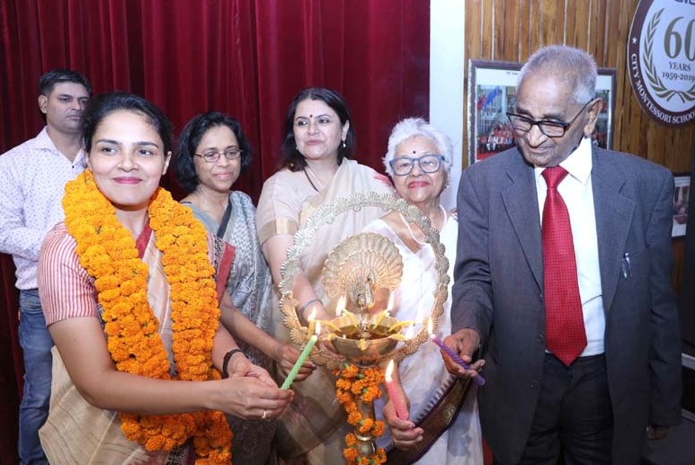 शिक्षकों के सम्मान से ही समाज में रचनात्मक बदलाव आयेगा- डा. रोशन जैकब आई.ए.एस., कमिश्नर, लखनऊ डिवीजन शिक्षकों के सम्मान से ही समाज में रचनात्मक बदलाव आयेगा- डा. रोशन जैकब आई.ए.एस., कमिश्नर, लखनऊ डिवीजन