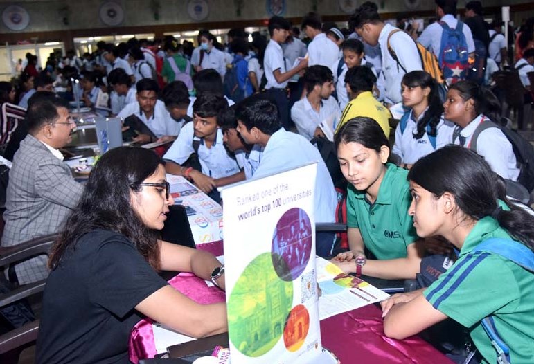 सी.एम.एस. में ‘यूनिवर्सिटी फेयर’ का भव्य आयोजन
