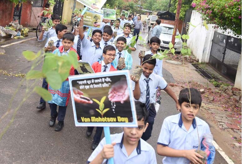 विशाल मार्च निकालकर ‘हरी-भरी धरती’ का अलख जगाया सी.एम.एस. छात्रों ने विशाल मार्च निकालकर ‘हरी-भरी धरती’ का अलख जगाया सी.एम.एस. छात्रों ने