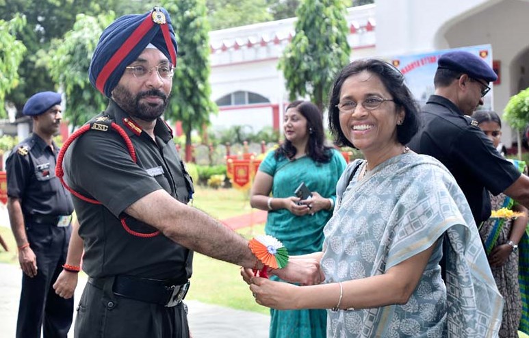 सीमा पर तैनात देश के वीर सैनिक भाईयों हेतु  सी.एम.एस. छात्राओं ने भेजी राखी