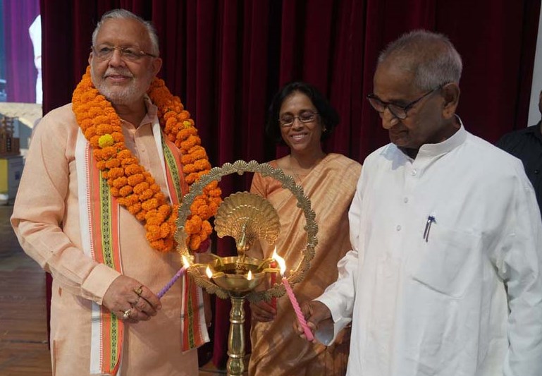 वित्तमंत्री श्री सुरेश खन्ना ने किया सी.एम.एस. के मेधावियों का सम्मान वित्तमंत्री श्री सुरेश खन्ना ने किया सी.एम.एस. के मेधावियों का सम्मान