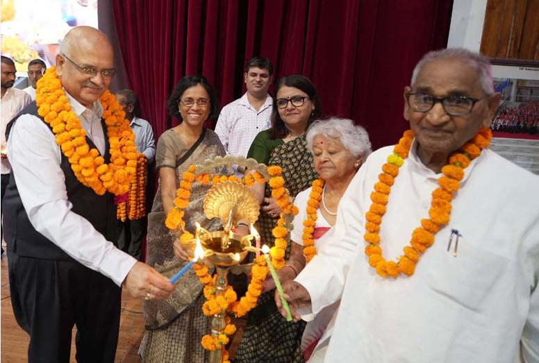 सी.एम.एस. के मेधावियों का हुआ भव्य सम्मान सी.एम.एस. के मेधावियों का हुआ भव्य सम्मान