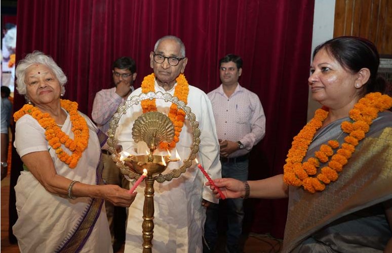 बच्चों में बचपन से ही अच्छे विचारों व संस्कारों का विकास करें- डा. जगदीश गाँधी बच्चों में बचपन से ही अच्छे विचारों व संस्कारों का विकास करें- डा. जगदीश गाँधी