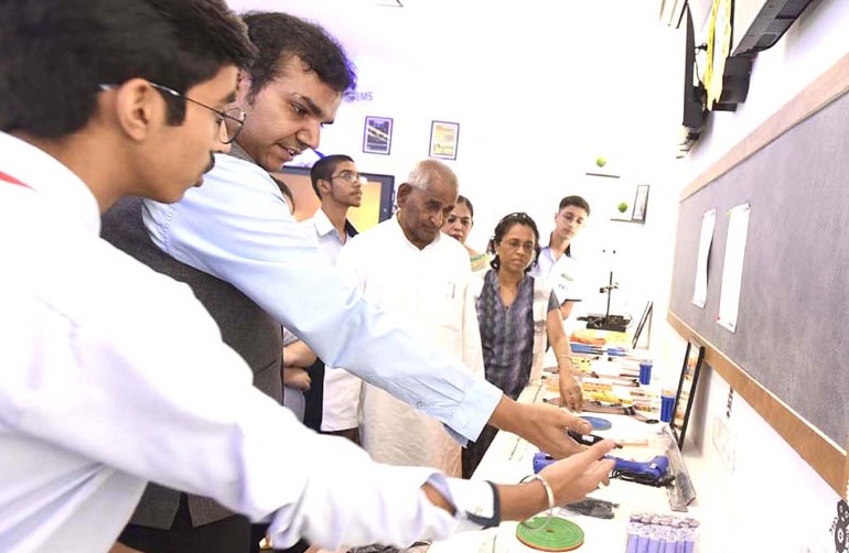 विश्व स्तरीय रोबोटिक्स लैब का सी.एम.एस. में हुआ उद्घाटन विश्व स्तरीय रोबोटिक्स लैब का सी.एम.एस. में हुआ उद्घाटन
