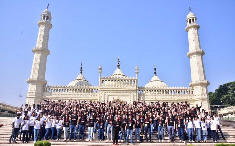 Foreign delegates overwhelmed with the grandeur of the  Vidhan Sabha and the monumental Imambara
