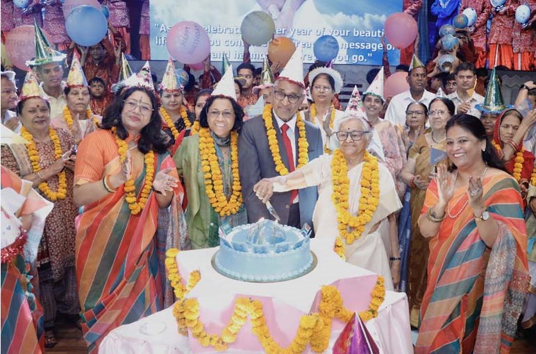 हर्षोल्लास से मनाया गया डा. जगदीश गाँधी का जन्मदिन