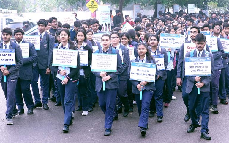 विशाल मार्च निकालकर चरित्र निर्माण का अलख जगाया सी.एम.एस. छात्रों ने विशाल मार्च निकालकर चरित्र निर्माण का अलख जगाया सी.एम.एस. छात्रों ने