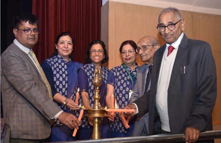 सी.एम.एस. किशोर व युवा पीढ़ी में पर्यावरण संरक्षण हेतु प्रेरित कर रहा है- डा. हीरालाल पटेल, आई.ए.एस. सी.एम.एस. किशोर व युवा पीढ़ी में पर्यावरण संरक्षण हेतु प्रेरित कर रहा है- डा. हीरालाल पटेल, आई.ए.एस.