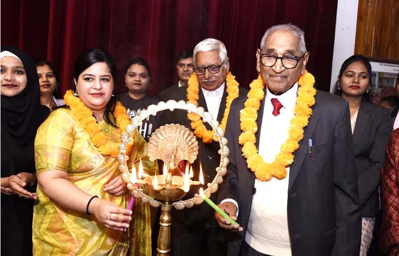विद्यालय व अभिभावक बच्चों को बचपन से ही अच्छे संस्कार दें : डा. जगदीश गाँधी, संस्थापक, सी.एम.एस. विद्यालय व अभिभावक बच्चों को बचपन से ही अच्छे संस्कार दें : डा. जगदीश गाँधी, संस्थापक, सी.एम.एस.