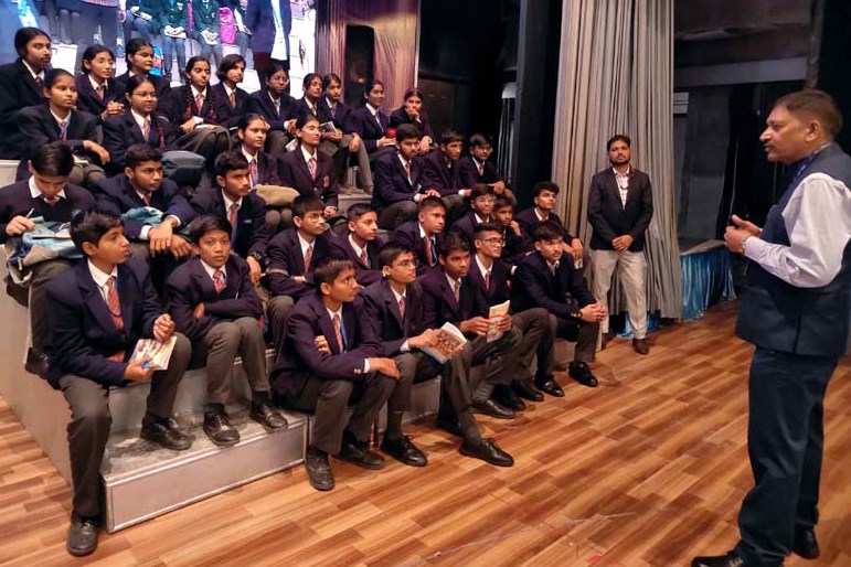 इसरो स्पेस प्रदर्शनी में प्रेरणा लेने उमड़ी भारी भीड़ इसरो स्पेस प्रदर्शनी में प्रेरणा लेने उमड़ी भारी भीड़