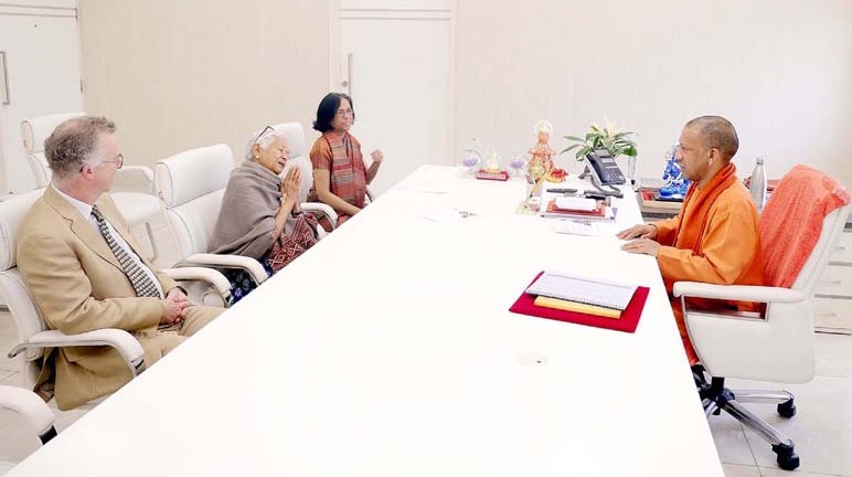मुख्यमंत्री श्री योगी आदित्यनाथ से शिष्टाचार भेंट की सी.एम.एस. संस्थापिका डा. भारती गाँधी ने