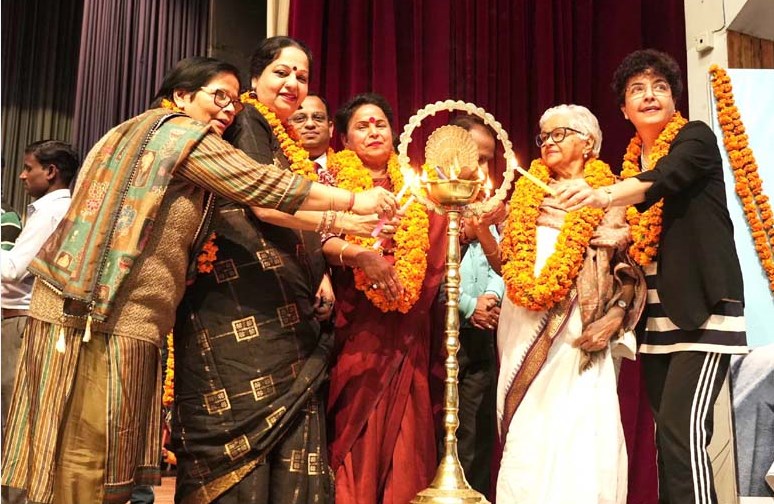 बच्चों में चारित्रिक गुणों का विकास करें शिक्षक व अभिभावक:श्रीमती किरन बाला चौधरी बच्चों में चारित्रिक गुणों का विकास करें शिक्षक व अभिभावक:श्रीमती किरन बाला चौधरी