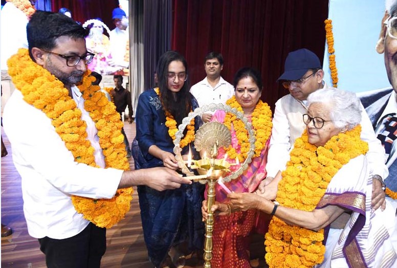 सी.एम.एस. ने अपने मेधावी छात्रों का किया सम्मान सी.एम.एस. ने अपने मेधावी छात्रों का किया सम्मान