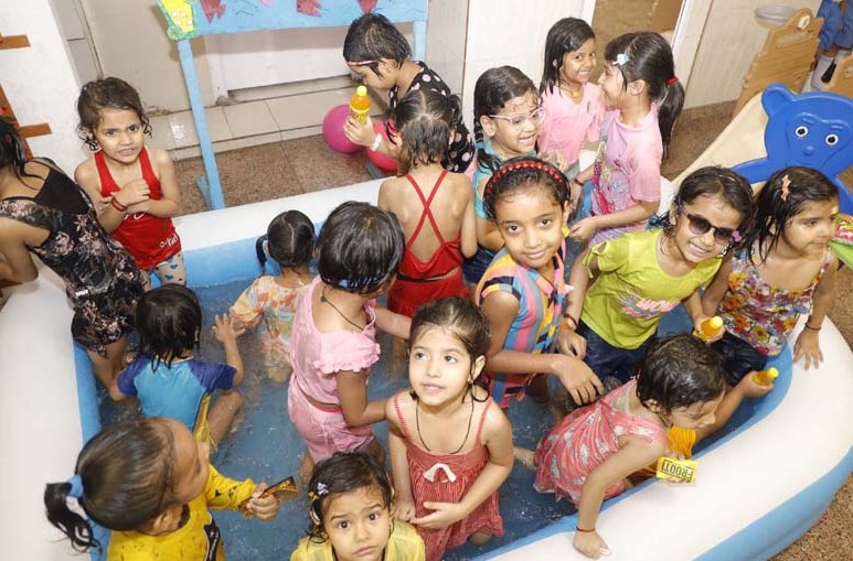 पूल पार्टी में खिले नन्हें-मुन्हें छात्रों के चेहरे