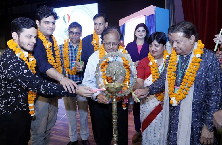 भजन सम्राट अनूप जलोटा एवं अभिनेता दर्शील सफारी एवं अली हाजी ने बाँधा समाँ भजन सम्राट अनूप जलोटा एवं अभिनेता दर्शील सफारी एवं अली हाजी ने बाँधा समाँ