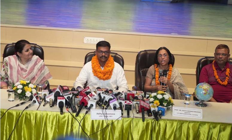 मेरी सफलता में सी.एम.एस. का बहुत बड़ा योगदान है : आदित्य श्रीवास्तव ,ऑल इण्डिया आई.ए.एस. टॉपर मेरी सफलता में सी.एम.एस. का बहुत बड़ा योगदान है : आदित्य श्रीवास्तव ,ऑल इण्डिया आई.ए.एस. टॉपर
