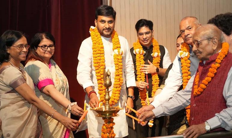 सी.एम.एस. शिक्षकों का हुआ भव्य सम्मान ,शिक्षकों ने निकाला ‘चरित्र निर्माण मार्च’ सी.एम.एस. शिक्षकों का हुआ भव्य सम्मान ,शिक्षकों ने निकाला ‘चरित्र निर्माण मार्च’