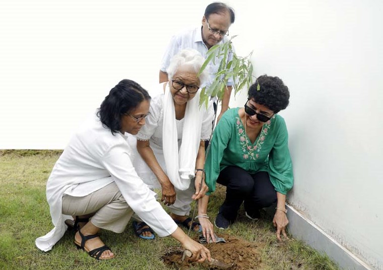 डा. जगदीश गाँधी की स्मृति में वृक्षारोपण कर  पर्यावरण संवर्धन का आह्वान किया डा. भारती गाँधी ने